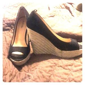 Black peep-toe wedges